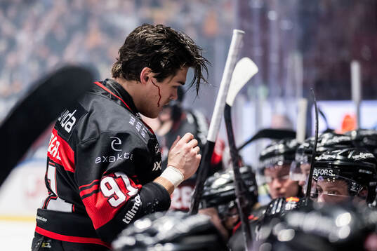 Malmö Redhawks Axel Sundberg lämnar isen