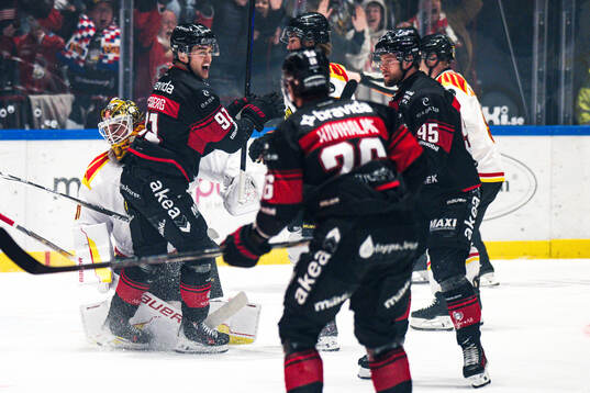 Malmö Redhawks Axel Sundberg jublar