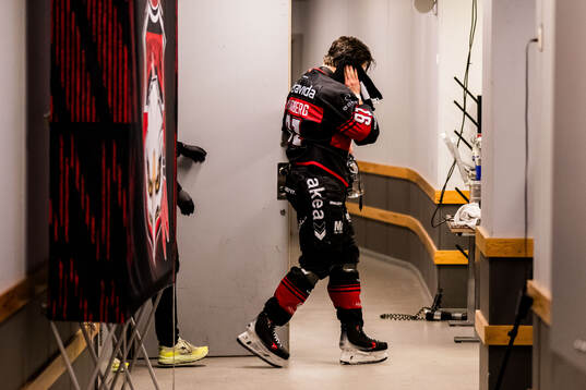 Malmö Redhawks Axel Sundberg lämnar isen