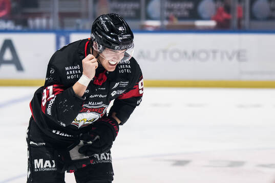 Malmö Redhawks Axel Sundberg lämnar isen