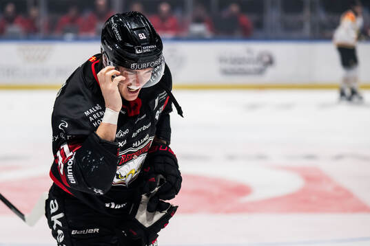 Malmö Redhawks Axel Sundberg lämnar isen