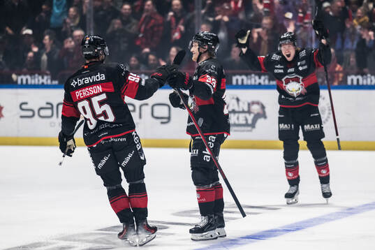 Malmö Redhawks Lassi Thomson och Carl Persson jublar