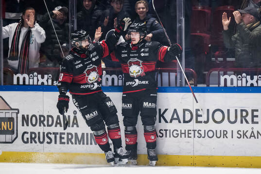 Malmö Redhawks Robin Hanzl och Linus Öberg jublar