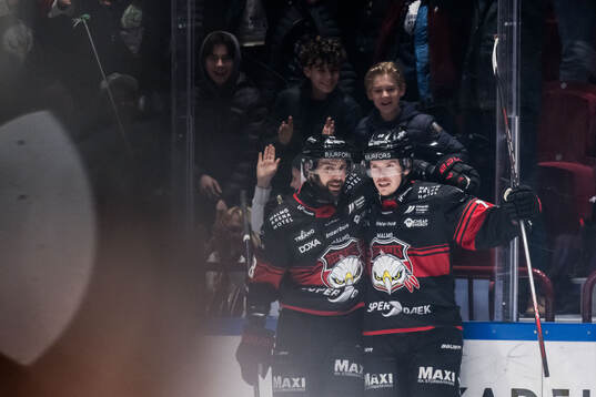 Malmö Redhawks Robin Hanzl och Linus Öberg jublar