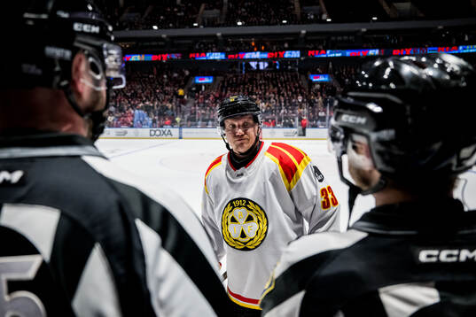 Brynäs Jakob Silfverberg i samtal med domarna