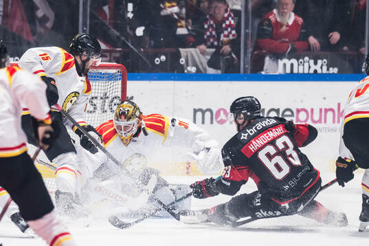 Brynäs Simon Bertilsson och målvakt Erik Källgren och