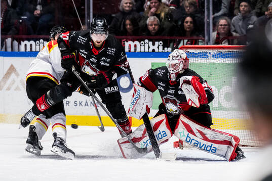 Malmö Redhawks Johan Ivarsson och målvakt Oskar Blomgren