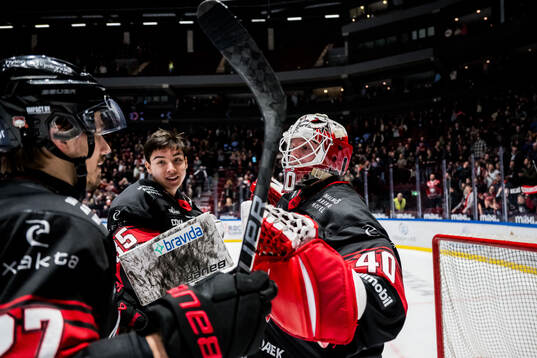 Malmö Redhawks målvakt Oskar Blomgren jublar