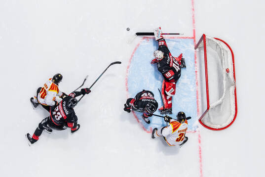 Malmö Redhawks målvakt Oskar Blomgren gör en räddning