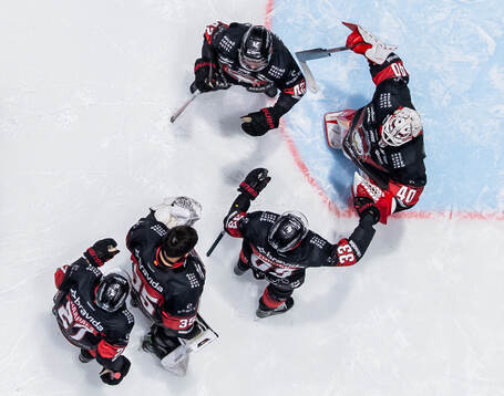 Malmö Redhawks målvakt Oskar Blomgren jublar med Robin