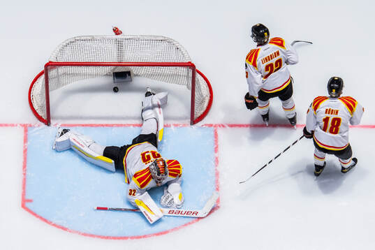 Brynäs målvakt Ludvig Persson, Oskar Lindblom och Anton