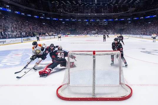Brynäs Greg Scott oroar mot Malmö Redhawks Robin Salo och