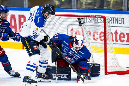 Karlskogas Eskild Bakke Olsen och Oskarshamns målvakt Evan