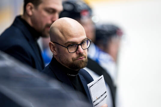 Karlskogas tränare Dennis Hall