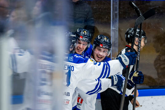 Karlskogas Christoffer Jansson jublar med lagkamrater