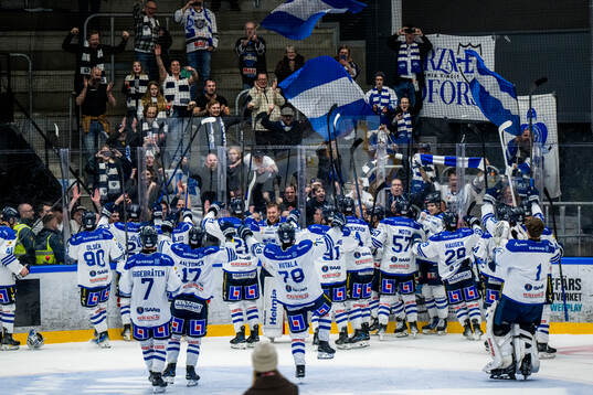 Karlskogas spelare jublar