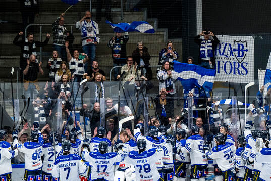 Karlskogas spelare jublar
