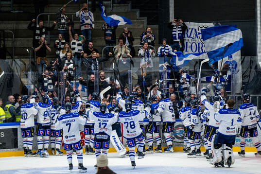Karlskoga spelare jublar
