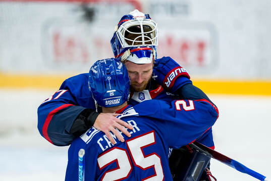 Oskarshamns Carter Camper och målvakt Evan Cowley deppar