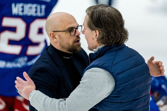 Karlskogas tränare Dennis Hall och Oskarshamns tränare