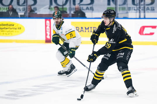 Björklövens Gustav Possler och AIKs Daniel Muzito Bagenda