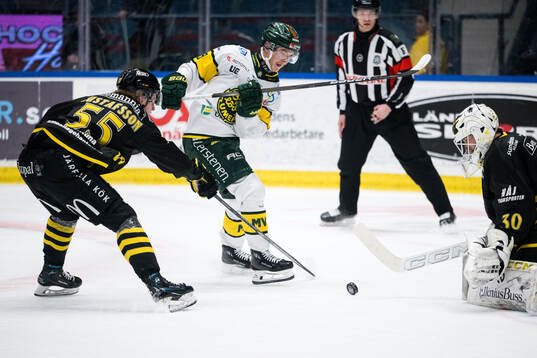 AIKs Viggo Gustafsson och målvakt Victor Brattström och