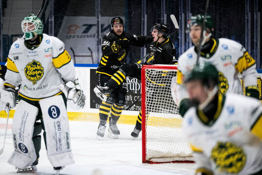 AIKs Scott Pooley och Daniel Ljungman jublar