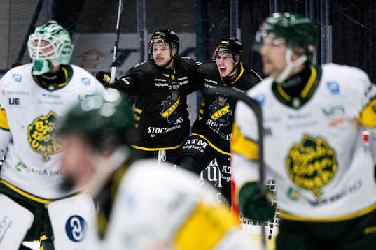 AIKs Daniel Ljungman och Scott Pooley jublar