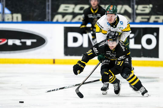 Björklövens Oscar Tellström och AIKs Gerry Fitzgerald