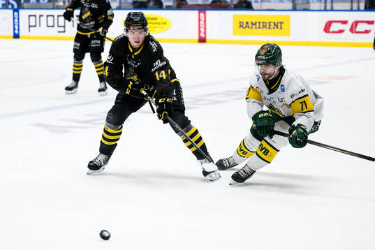 AIKs Jesper Emanuelsson och Björklövens Gustav Possler