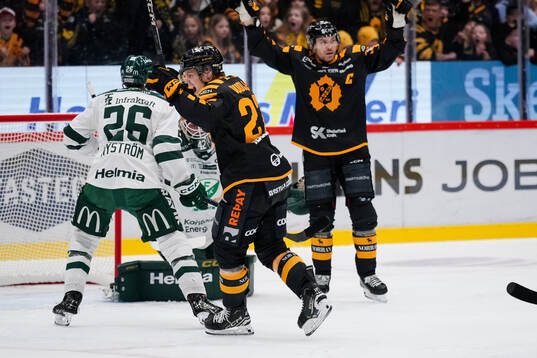 Skellefteås Oskar Vuollet och Pär Lindholm jublar