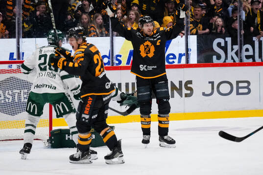 Skellefteås Oskar Vuollet och Pär Lindholm jublar