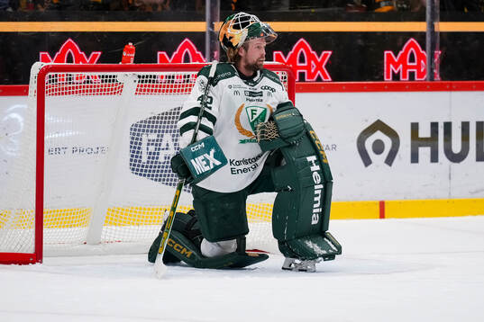 Färjestads målvakt Anders Lindbäck deppar