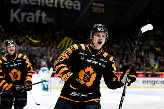Skellefteås Oskar Vuollet jublar