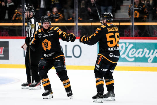Skellefteås Oscar Lindberg och Oskar Nilsson jublar