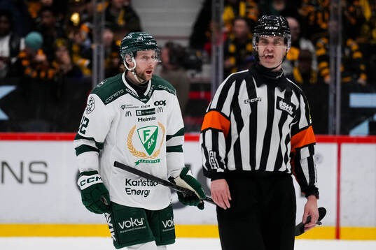 Färjestads Per Åslund och Domare Richard Magnusson