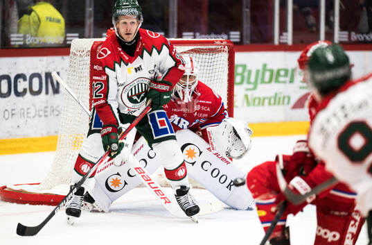 Timrås målvakt Jacob Johansson och Frölundas Max Friberg