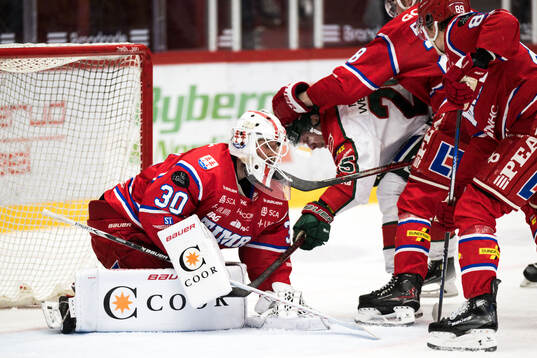 Timrås målvakt Jacob Johansson och Frölundas Arttu