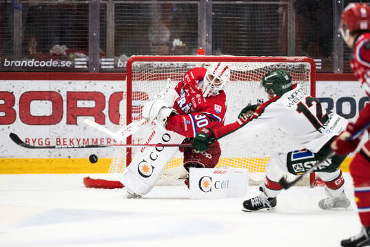Timrås målvakt Jacob Johansson och Frölundas Max Friberg