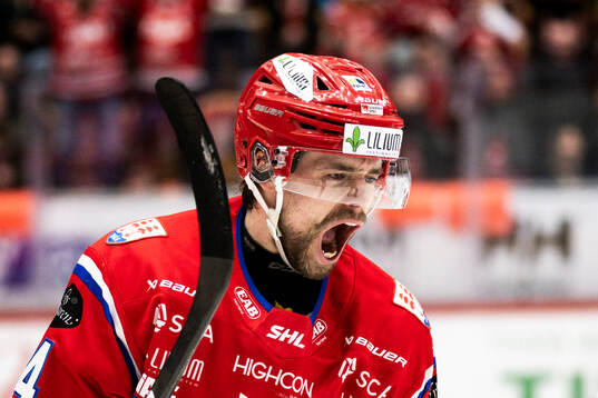 Timrås Emil Pettersson jublar med lagkamrater