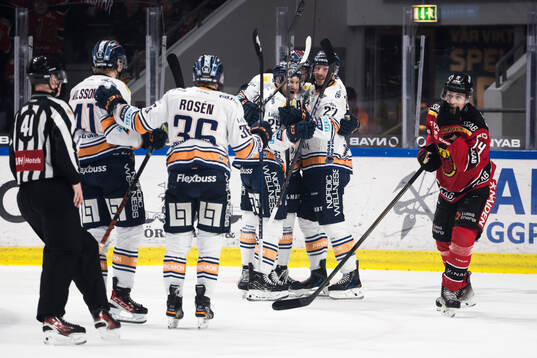 Växjös Keegan Lowe och Martin Lundberg jublar med