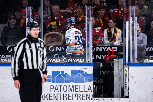 Växjös Elias Rosén deppar i utvisningsbåset