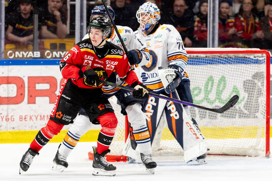 Luleås Isac Hedqvist fram Växjös målvakt Adam Åhman