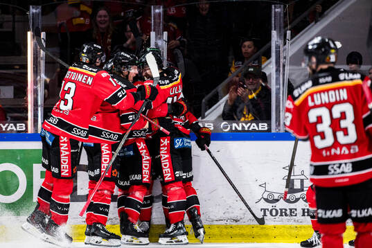 Luleås Pontus Andreasson jublar med lagkamrater
