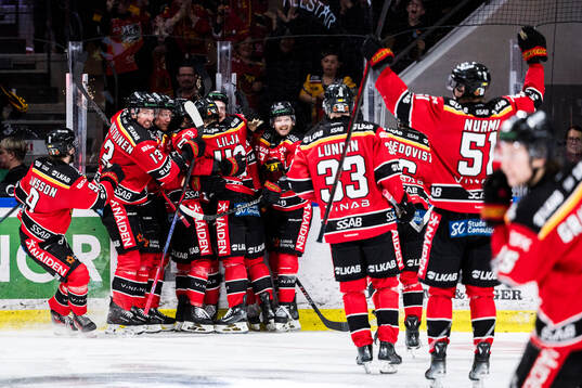 Luleås Pontus Andreasson jublar med lagkamrater