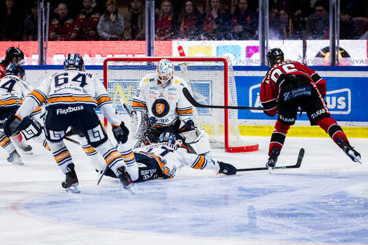 Luleås Pontus Andreasson gör 3-2 bakom Växjös målvakt