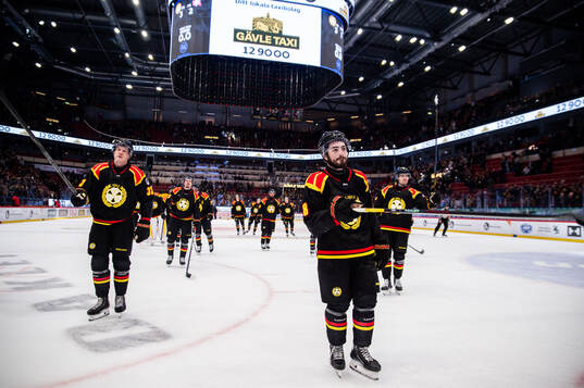 Brynäs Jakob Silfverberg och Bobby Trivigno jublar