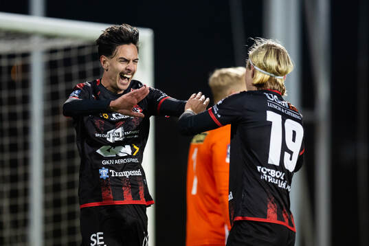 Trollhättans Tyler Sernling jublar ihop med Filip Sterner