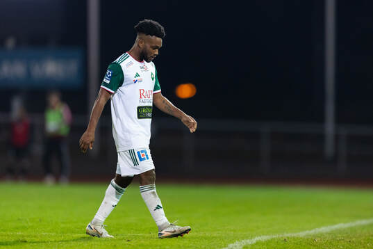 Skövdes Enock Kwakwa deppar och lämnar planen