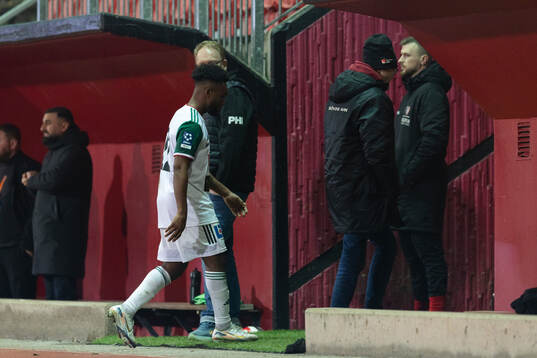 Skövdes Enock Kwakwa deppar och lämnar planen